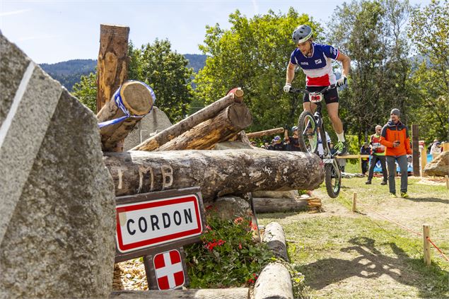 Coureur et obstacle panneau Cordon - © UCI VTMB