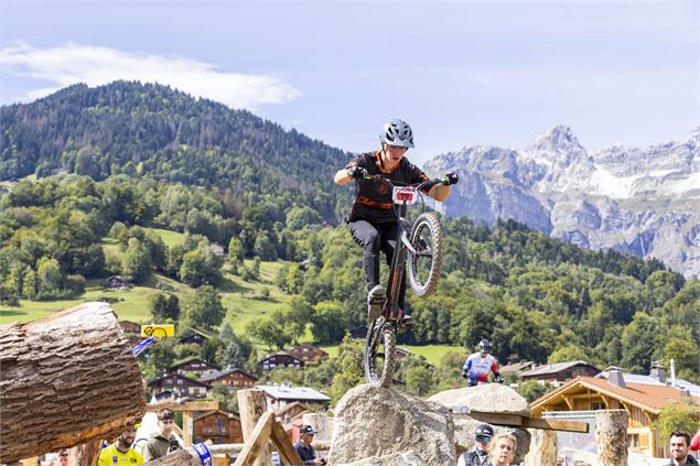 Coureur et vue de Tête Noire - © UCI VTMB