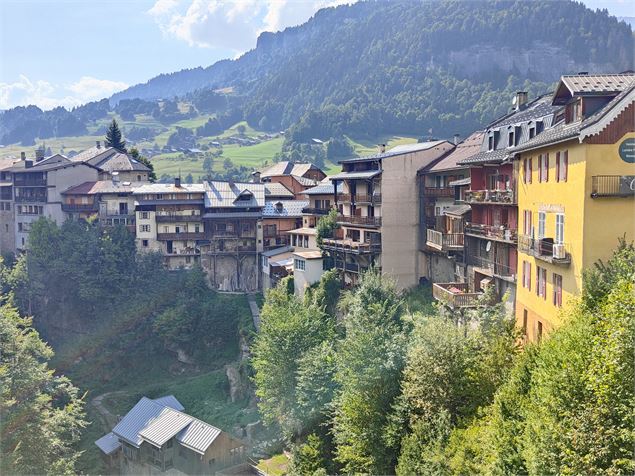 Vue sur les maisons suspendues - OT Flumet/St Nicolas