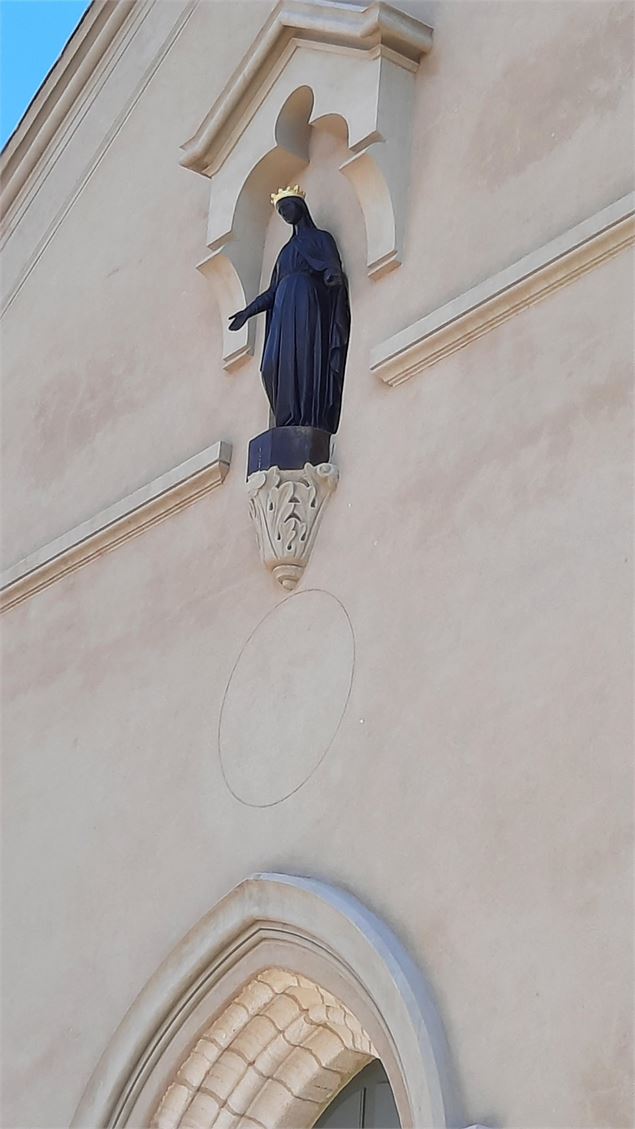 L'église au cœur du village de Lapeyrouse - Dombes Tourisme
