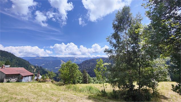 Vue de Chaucisse avec son clocher - OT Flumet/St Nicolas