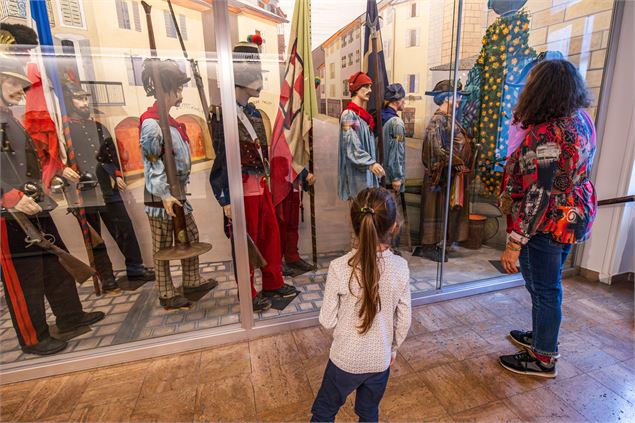 vitrine d'habits d'époque au musée patrimonial de Thônes - Office de Tourisme Thônes Coeur des Vallé