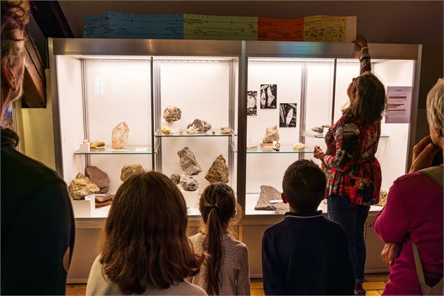 explication des artefacts présents dans les vitrines du musée patrimonial de Thônes - Office de Tour