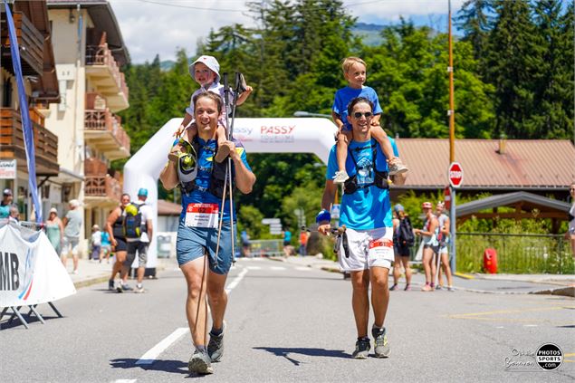 Arrivée d'une équipe de l'Ultra Tour des Fiz - PhotosSports