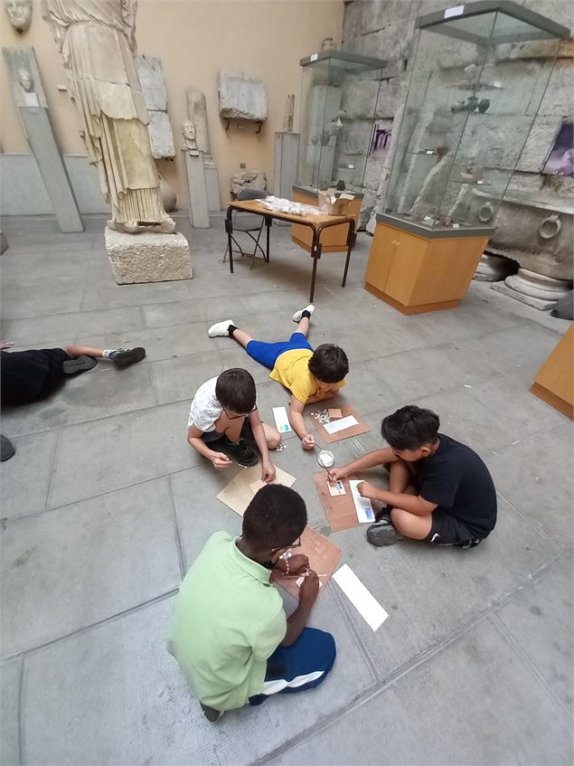 Activité mosaïque dans le musée Archéologique lors des