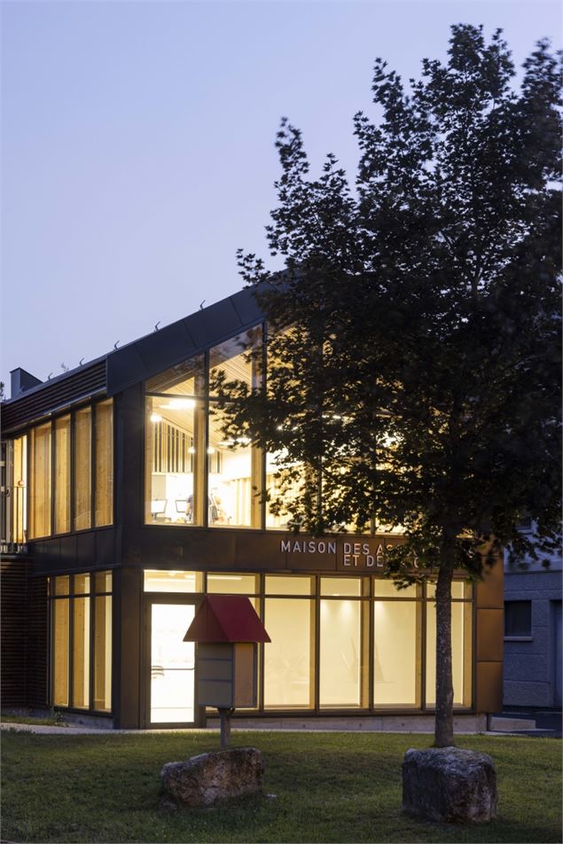 Photo Maison des associations et de la culture de CHEVRY - Vue facade - ©Megard architectes