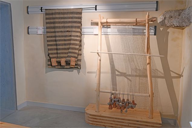 Métier à tisser vertical avec pesons- Création Arkéofabrik d'après études archéologiques (2019) - So