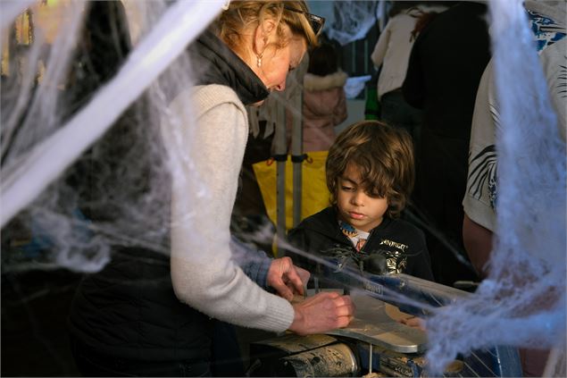 Atelier menuiserie pour enfants à Halloween à Montriond. - Vallée d'Aulps Tourisme.