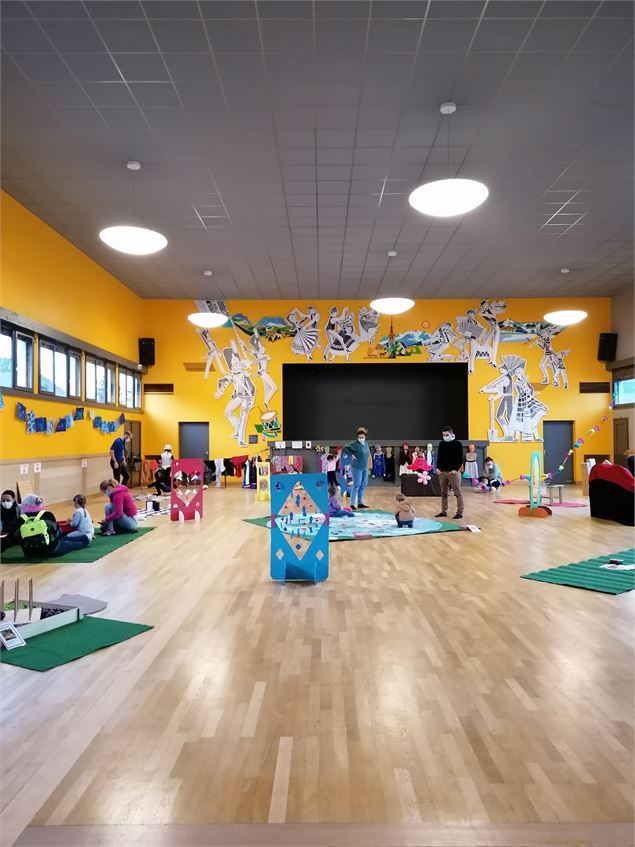 Salle de l'Écho du Jaillet, avec les jeux de de Ma Neige enchantée - © Cordon Tourisme