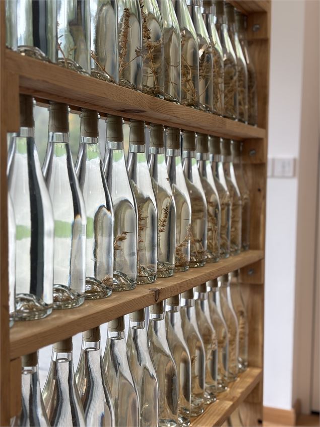 Bouteilles remplies avec de l'Hysope - Office de Tourisme Porte de Maurienne