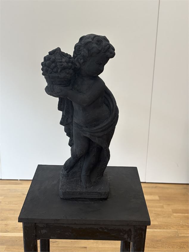 Peinture olfactive, ange peint en noir - Office de Tourisme Porte de Maurienne