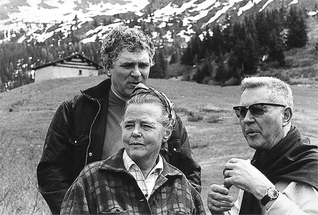 Charlotte Perriand, Jean Prouvé & Pierre Faucheux sur le terrain - Archives OT Les Arcs