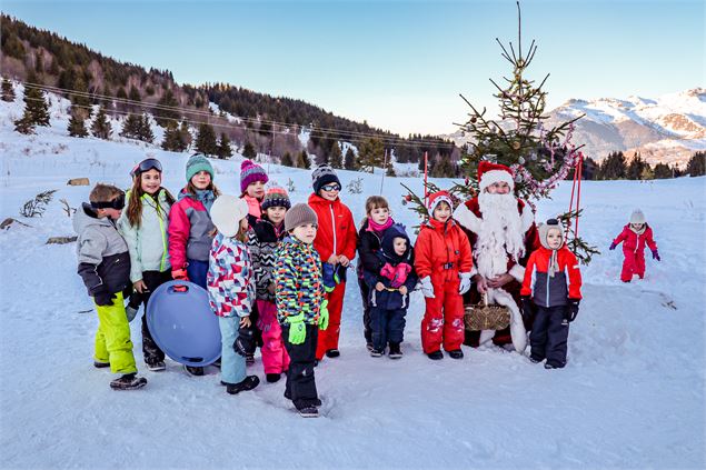 Enfants avec le Père Noël - OTICoeurdemaurienne