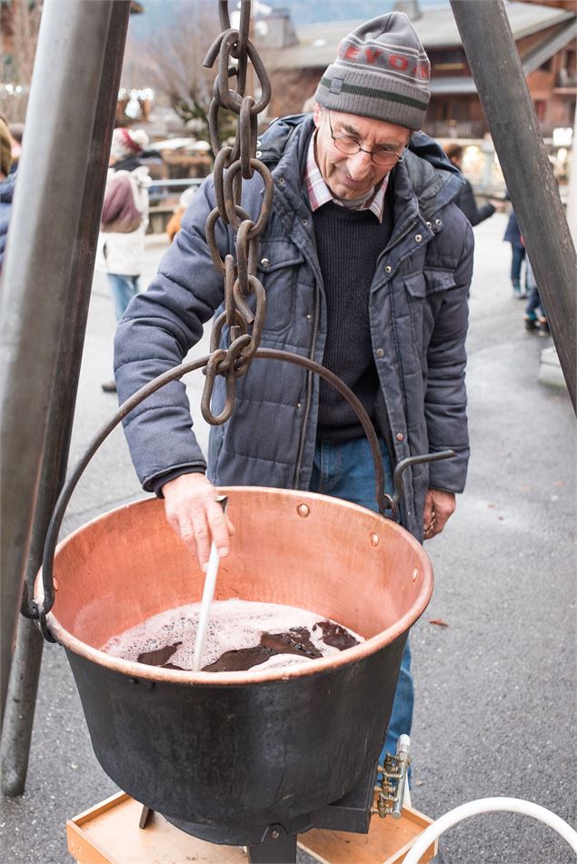 Vin chaud pour le réveillon de Noël à Montriond - Yvan Tisseyre / OT Vallée d'Aulps