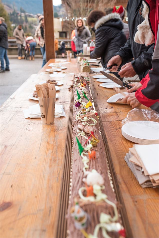 Bûche de noël pour le réveillon de noël à Montriond. - Yvan Tisseyre / OT Vallée d'Aulps