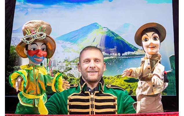 Guignol Rhône Alpes et Rio le majestueux perroquet - Rr