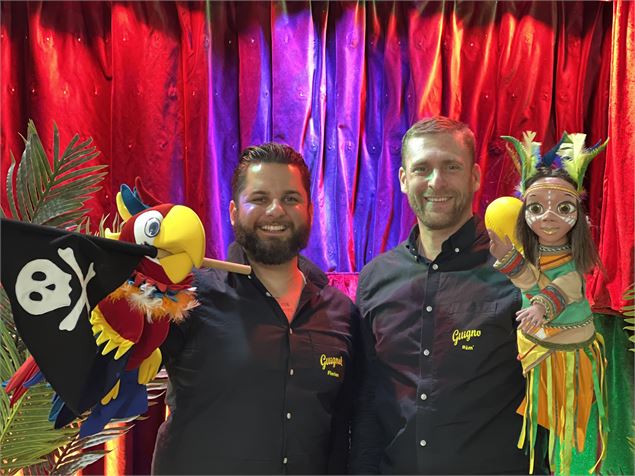 Guignol Rhône Alpes et Rio le majestueux perroquet - Rr