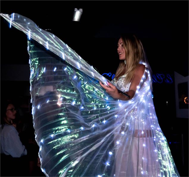 Fée sur échasses - Châtel Tourisme