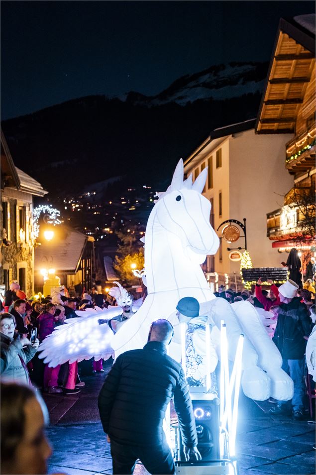 Parade fantastique et lumineuse_Châtel - L.. Meyer - Val Média
