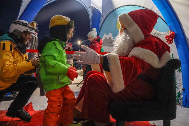 Câlin du Père Noël - Office de Tourisme de Saint Jean d'Arves