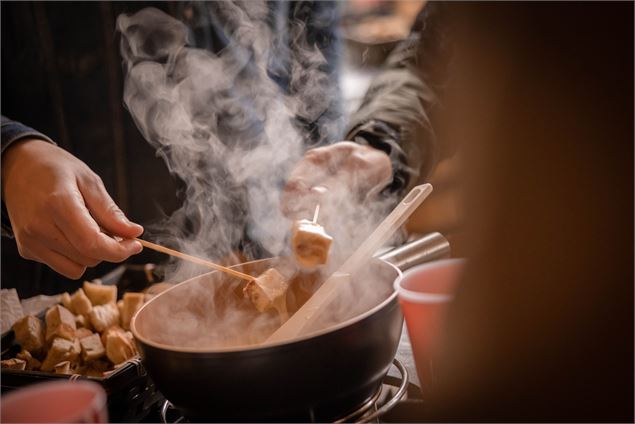 Annecy Marché de Noël manger une fondue - Ville d'Annecy