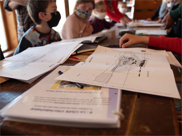 Des enfants étudient des cartes géologiques - JF. Durand