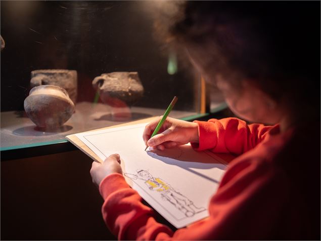 Un enfant dessine une poterie - JF. Durand