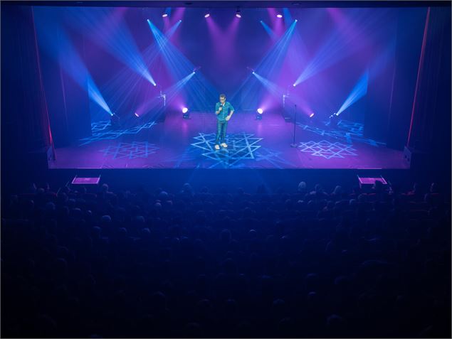 L'artiste sur la scène de l'auditorium - OTHMV