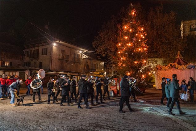 Défilé sur la place du gros tilleul - Syndicat National des Guides de Montagnes