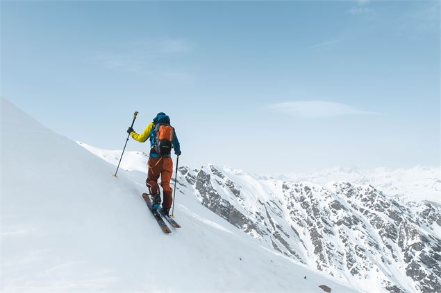 Skieur de randonnée en altitude - OTHMV