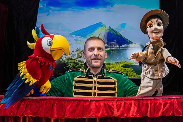 Marionnettes : Guignol Rhône Alpes et Rio le majestueux perroquet - Rr guignolrhonealpes