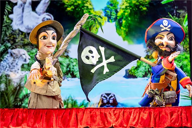 Marionnettes : Guignol Rhône Alpes et Rio le majestueux perroquet - Rr guignolrhonealpes