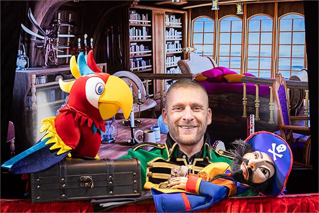 Marionnettes : Guignol Rhône Alpes et Rio le majestueux perroquet - Rr guignolrhonealpes