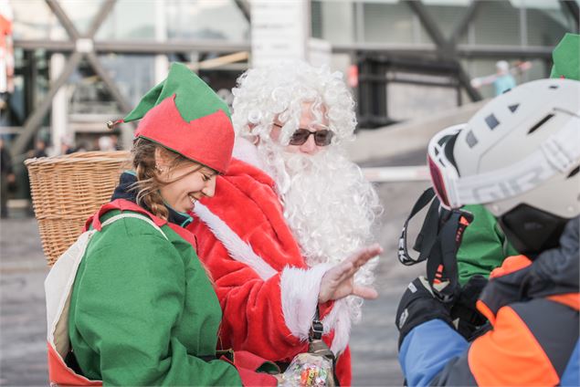 Le Père Noël et ses lutins dans les rues de Verbier