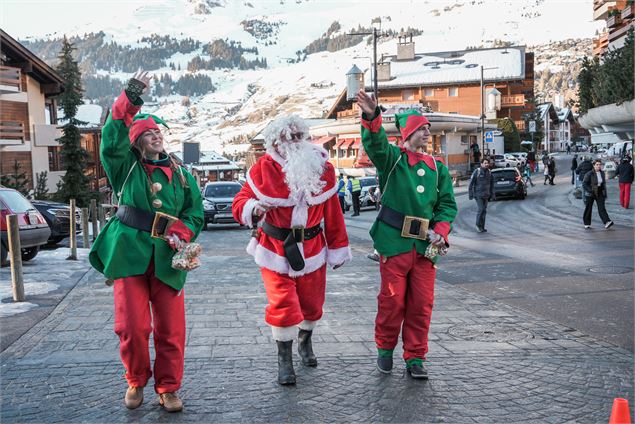 Le Père Noël et ses lutins dans les rues de Verbier