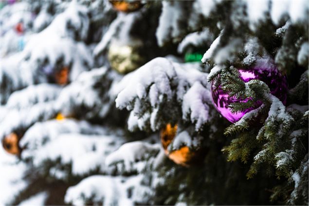 Le Père Noël et ses lutins dans les rues de Verbier