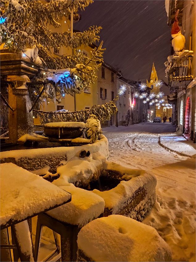La place du village enneigée, de nuit - A. Lombard OTHMV