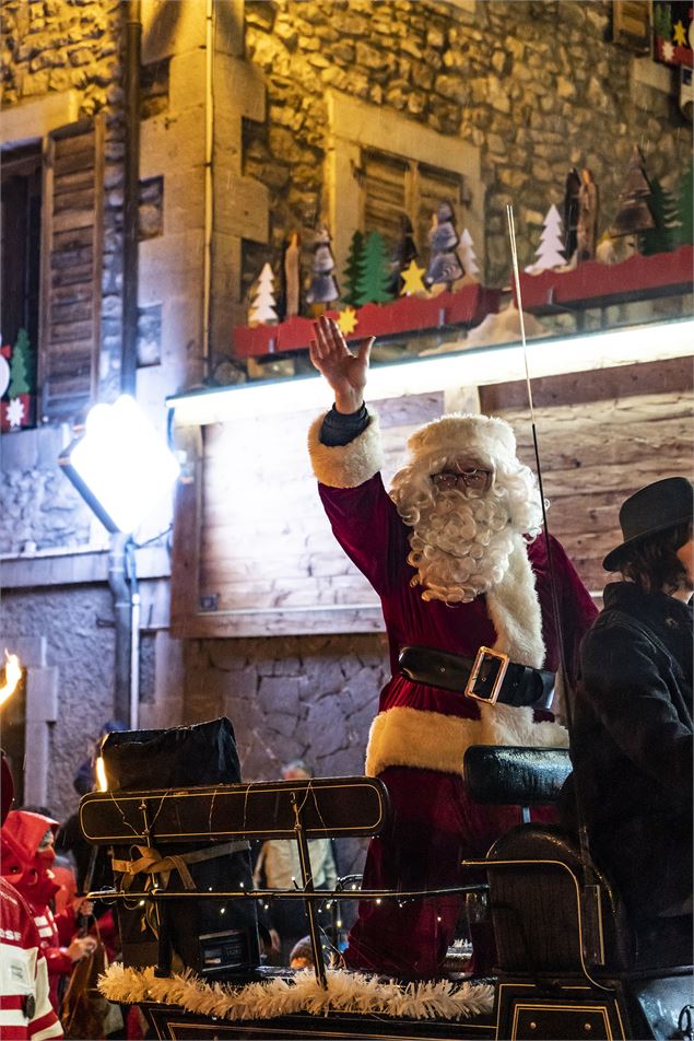 Le Père Noël arrive à Châtel - L. Meyer Châtel