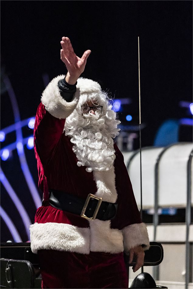 Le Père Noël arrive à Châtel - L. Meyer Châtel