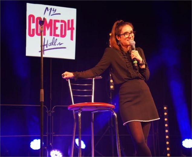 Juliette peuplier humoriste sur scène - Office de Tourisme