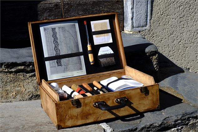 Mallette secrets d'ors et de couleurs - © V. Jacques - Drone de regard (1)