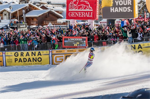 Skieur à l'arrivée du Critérium de la Première Neige à Val d'Isère - Club des sports Val d'Isère