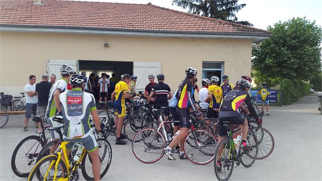 Départ de la course - cyclo club de Replonges
