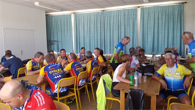La convivialité autour de l'omelette - cyclo club de Replonges