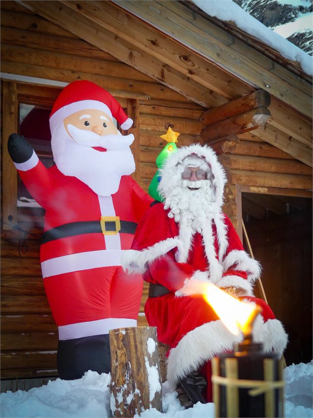 Le Père Noël devant le chalet - B.Filliol - OTHMV