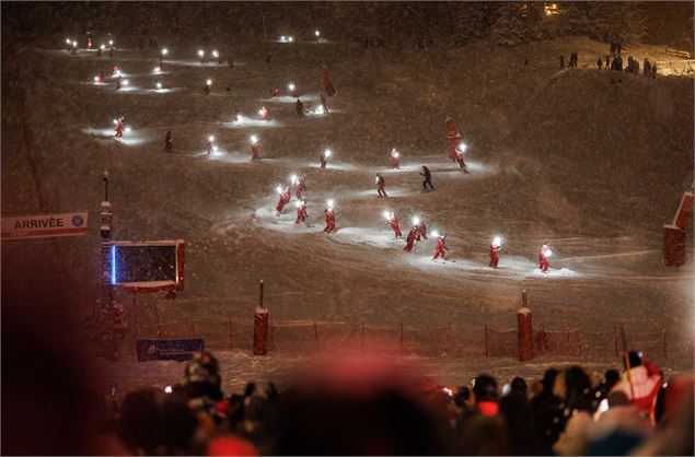 Descente aux flambeaux de Noël des moniteurs ESF avec feu d'artifice_Méribel