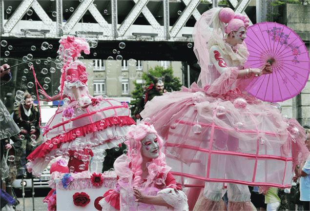 L'arrivée du Père Noel à Mottaret accompagné de la 