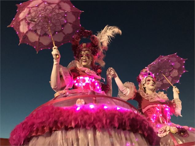 L'arrivée du Père Noel à Mottaret accompagné de la 