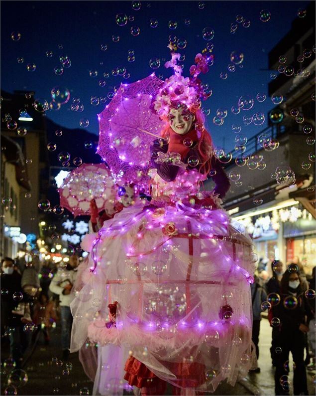 L'arrivée du Père Noel à Mottaret accompagné de la 