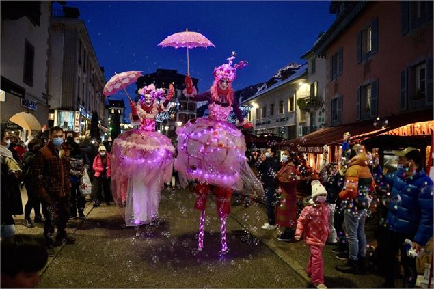 L'arrivée du Père Noel à Mottaret accompagné de la 